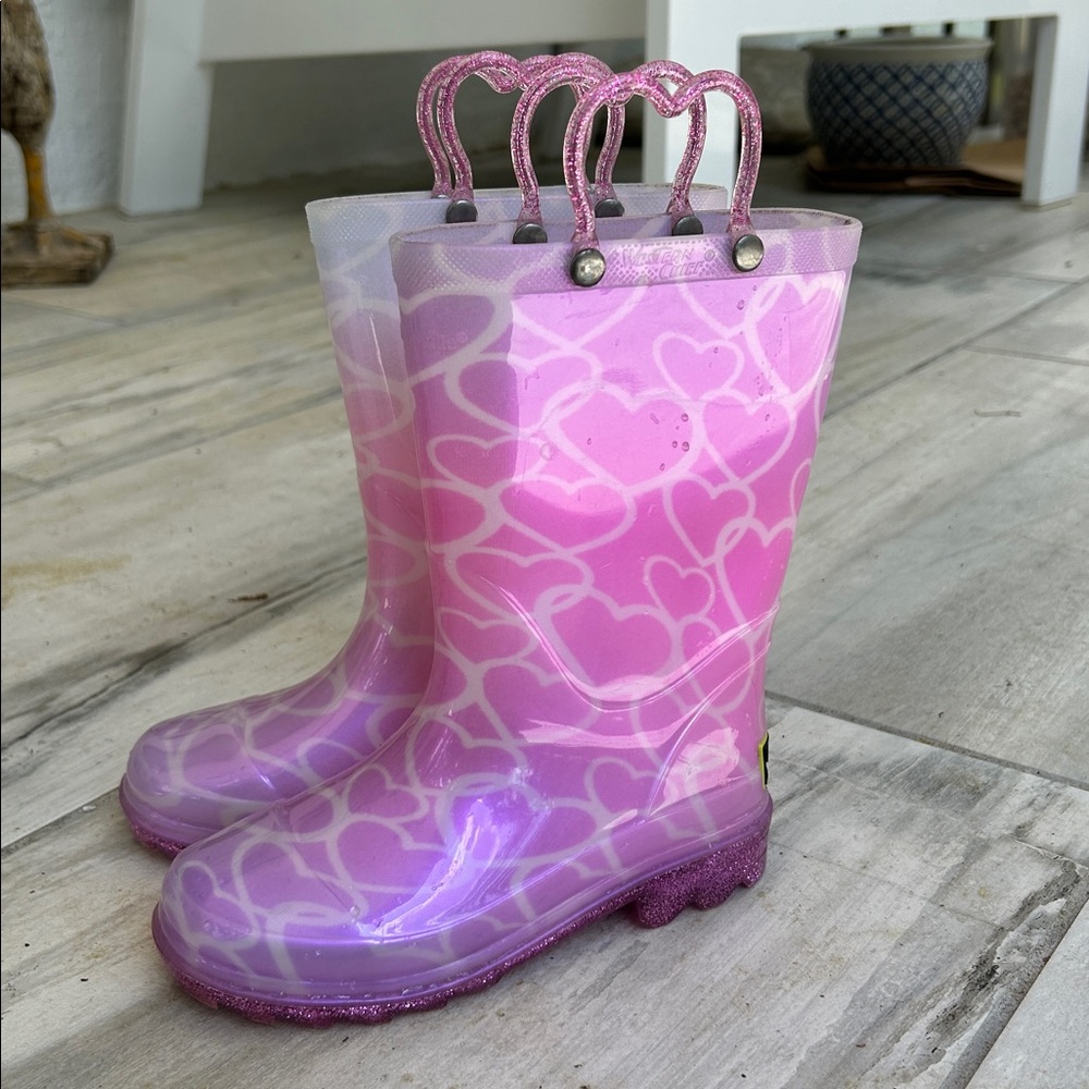 Like new WESTERN CHIEF ‘Abby’ Pearlized Glitter Heart Welly Rain Boots w/Lights